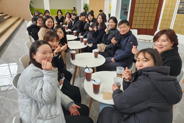 박종효 인천 남동구청장(오른쪽 세번째)이 2월7일까지 MZ세대 직원들과 만나 대화하는 '토크데이'를 진행한다. <사진=남동구청>