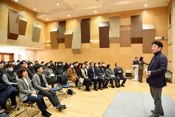 김동근 경기 의정부시장이 1일 시청 대강당에서 열린 '미래가치 공유의 날' 행사에서 디자인클러스터에 관해 설명하고 있다<사진=의정부시>