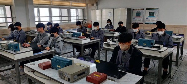 전자마이스터고 학생들이 노트북을 지급받고 사용 교육을 듣고 있다. <사진=송승원 기자>