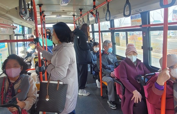 20일 대중교통 마스크 착용 의무 해제 첫 날 버스 모습. 대부분의 시민들이 마스크를 착용하고 있다. <사진=안은주 기자>