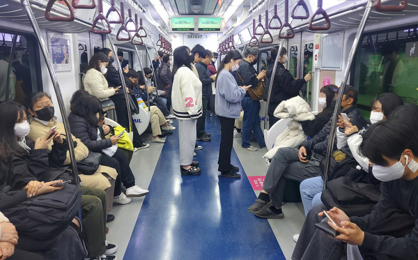 20일 대중교통 마스크 착용 의무 해제 첫 날 지하철 모습. 대부분의 시민들이 마스크를 착용하고 있다. <사진=안은주 기자>