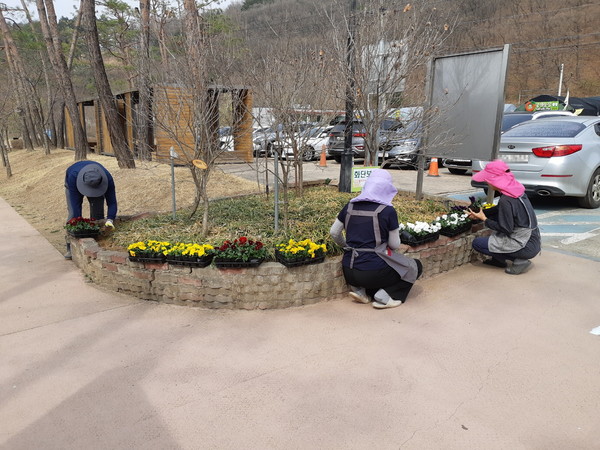 광주도시관리공사가 관내 주요공원 곳곳에 봄꽃 식재와 꽃씨를 파종에 나섰다. <사진출처=광주도시관리공사>