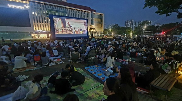 부천시청 앞 잔디광장에서 무료 영화상영 모습 (사진=부천시)