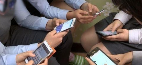 교실 스마트폰 사용 제한, 예외 조항 두고 '차별·형평성' 논란