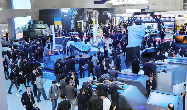  20일 경기도 고양시 킨텍스에서 열린 서울 국제 항공우주 및 방위산업 전시회(ADEX) 개막식에서 관람객들이 첨단 무기들을 둘러보고 있다. 2025.10.20 [사진=연합뉴스]