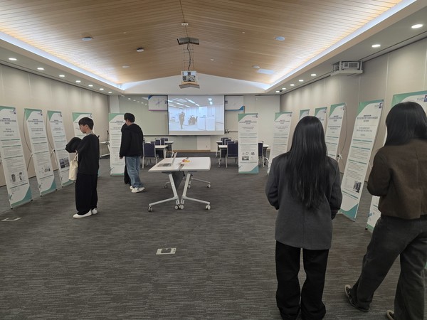 'K-UAM CONFEX(콘펙스)'에서 열린 '첨단산업 인재양성 부트캠프 테크마켓'을 참여자들이 둘러보고 있다. 2025.11.20 [사진 = 박지현 기자] 