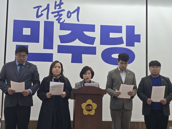 더불어민주당 (왼쪽부터)김진명(성남6)·최효숙(비례)·김동희(부천6)·장민수(비례)·유호준(남양주6) 경기도의원이 24일 도의회 브리핑룸에서 기자회견을 진행하고 있다. [사진=이영종 기자]