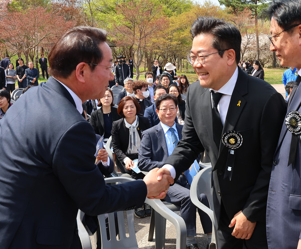 경쟁 '잠시 멈춤'…세월호 추모식서 마주한 인천시장 주자들