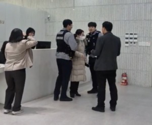 '수원시 공무원 3명 중 2명 피해'...심각한 공무원 대상 악성 민원 - 뉴스 썸네일 이미지